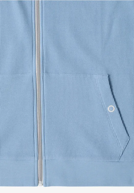 Hellblauer Kapuzenpullover mit Reißverschluss und schräger Tasche vorn.