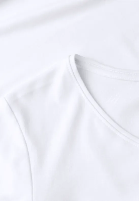 Nahaufnahme eines weißen T-Shirts mit Rundhalsausschnitt.