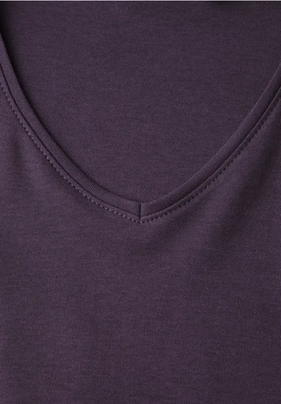 T-shirt violet foncé à encolure en V, tissu doux et uni, gros plan.