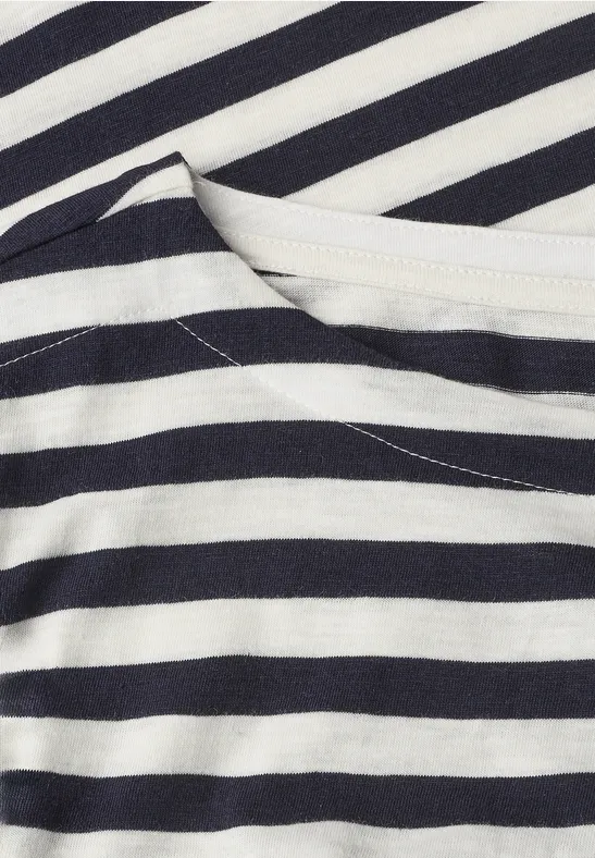 Gros plan d’un T-shirt rayé noir et blanc au niveau du col.