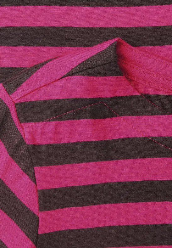 Nahaufnahme eines pink-braun gestreiften Stoffes mit Naht