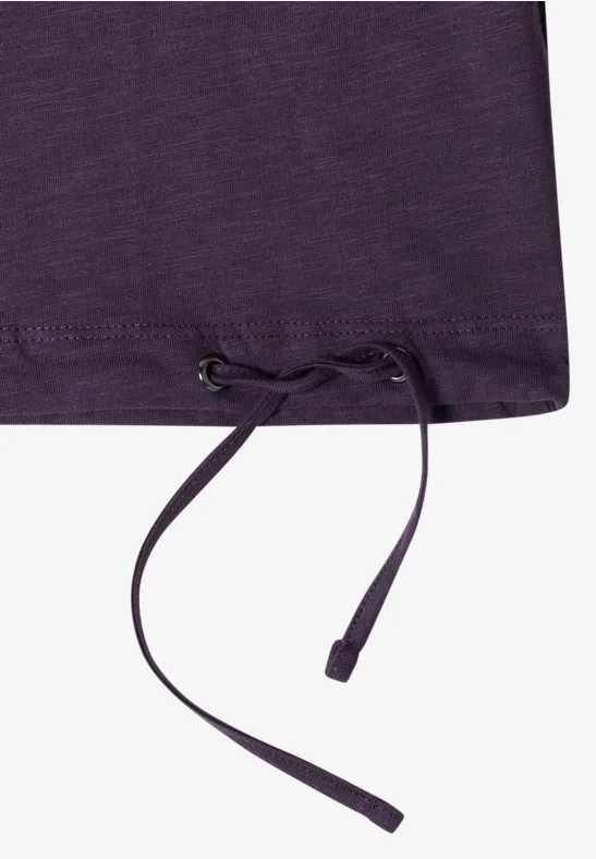 Bas d'un T-shirt violet avec cordon de serrage ajustable et lien à nouer.