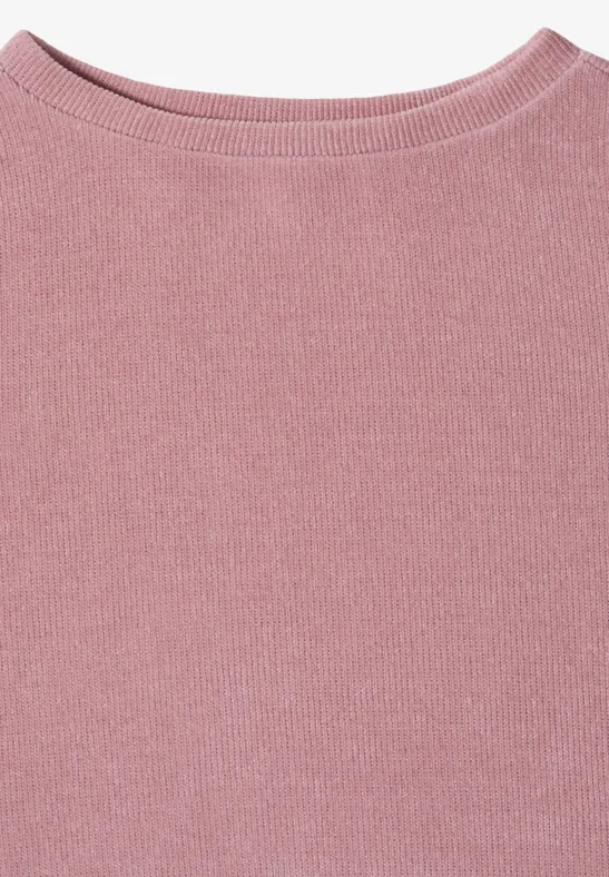 Haut en maille rose uni à col rond, présenté à plat.