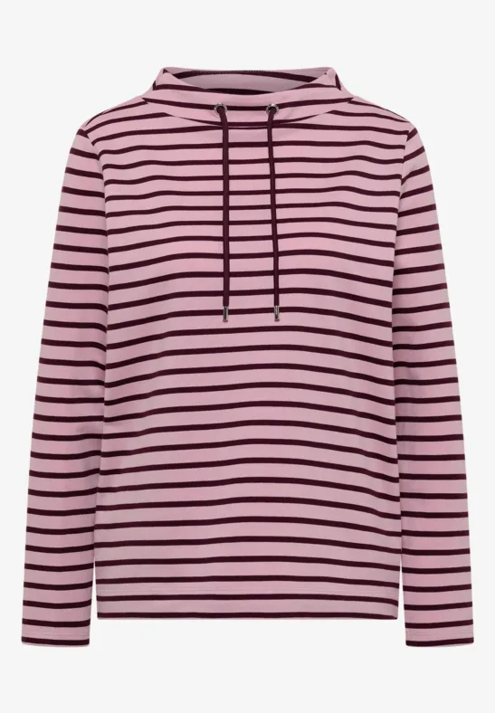 Un sweat à capuche rose à rayures horizontales noires.