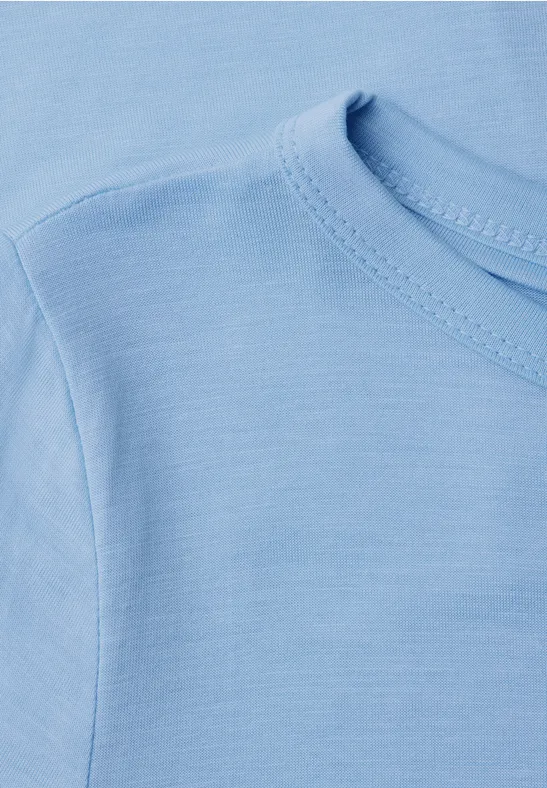 Nahaufnahme eines hellblauen T-Shirts mit sichtbarem Kragen und Schulternaht.