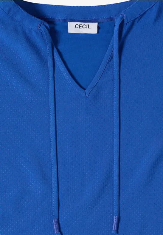 Leichte blaue Damenbluse mit V-Ausschnitt, Kordelzug und CECIL-Label am Kragen.