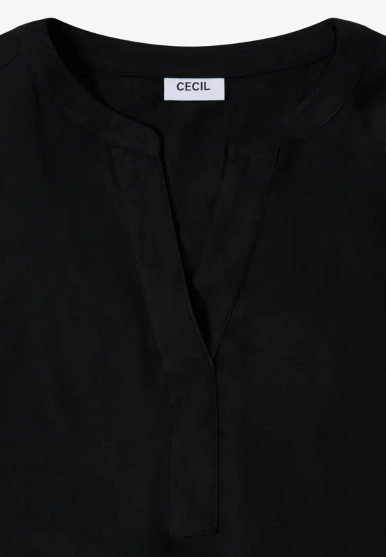 Schlichte schwarze Bluse mit V-Ausschnitt und Label 'CECIL' am Kragen.