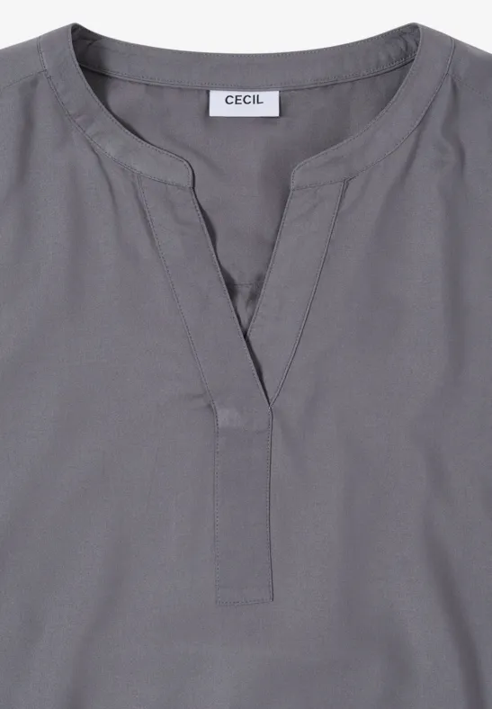 Graue Bluse mit V-Ausschnitt und dezentem Stehkragen, schlicht und elegant.
