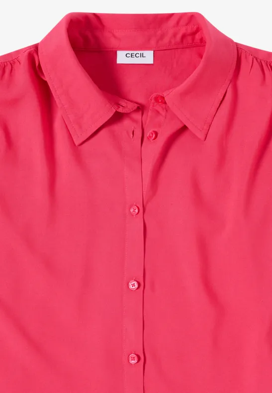 Eine pinke Bluse mit Kragen und Knopfleiste.