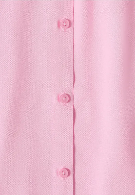 Nahaufnahme eines rosa Hemdes mit Knopfleiste.