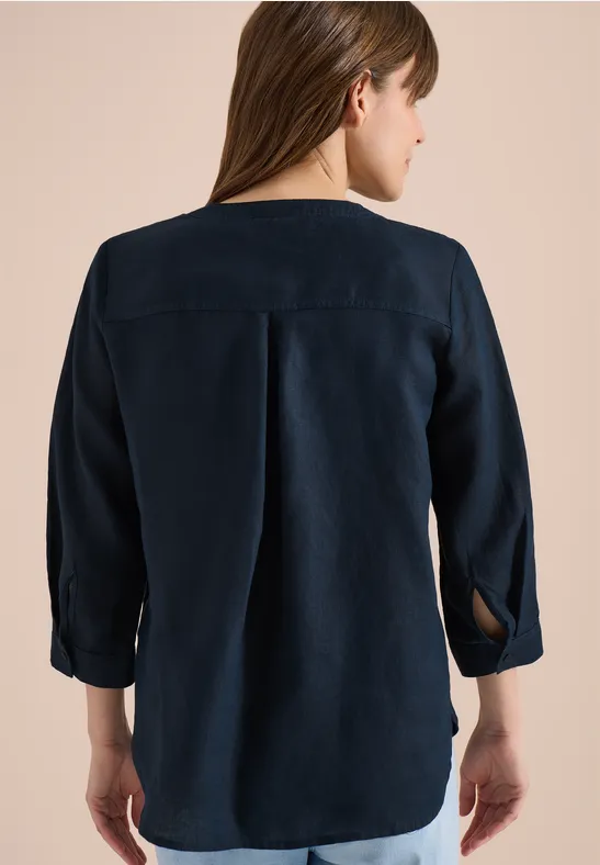 Rückansicht einer dunkelblauen Bluse mit 3/4-Ärmeln und abgerundetem Saum.