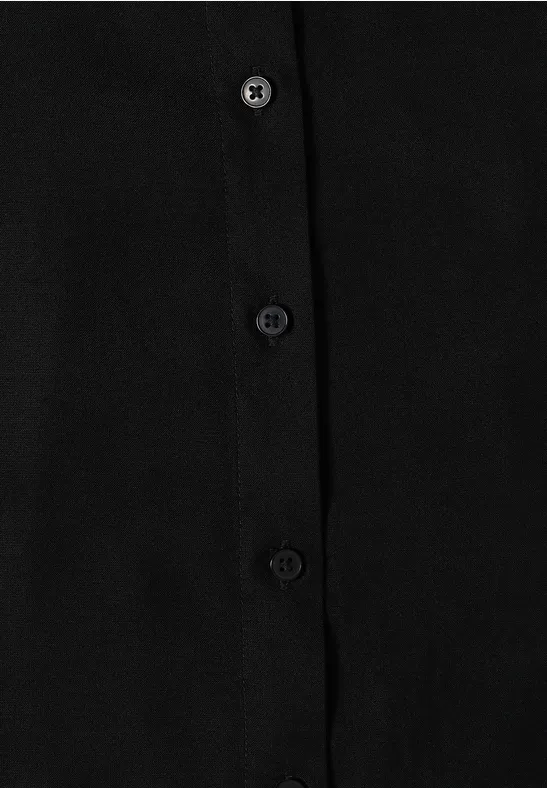 Nahaufnahme eines schwarzen Kleidungsstücks mit drei Knöpfen in vertikaler Reihe.