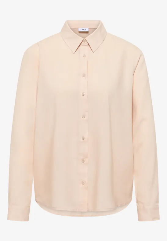 Hellbeige Bluse mit Hemdkragen, durchgehender Knopfleiste und langen Ärmeln – klassisch-eleganter Look.