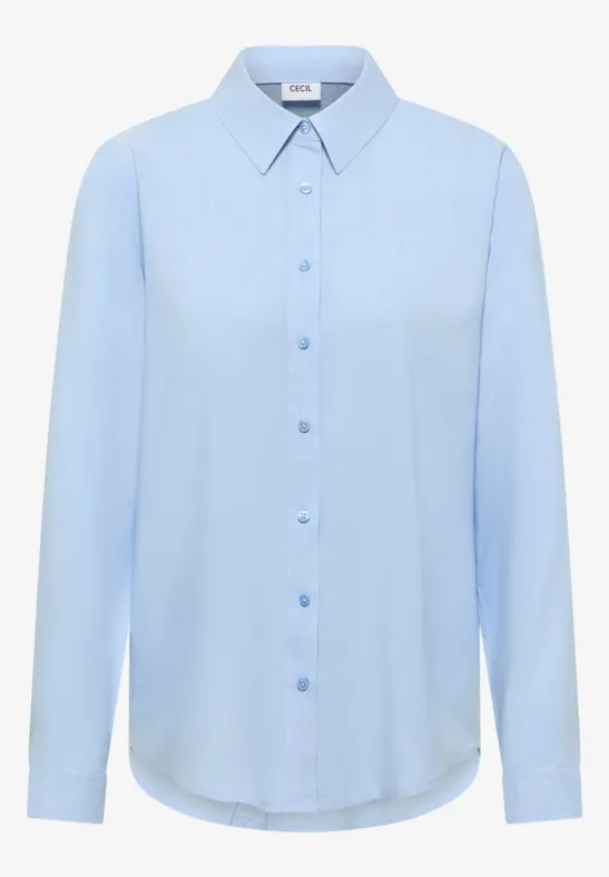 Hellblaue, langärmlige Damenbluse mit Hemdkragen und Knopfleiste.