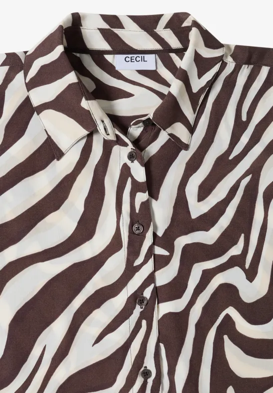 Chemise pliée à motif zèbre brun et beige, avec petite étiquette 'CECIL' à l'encolure.