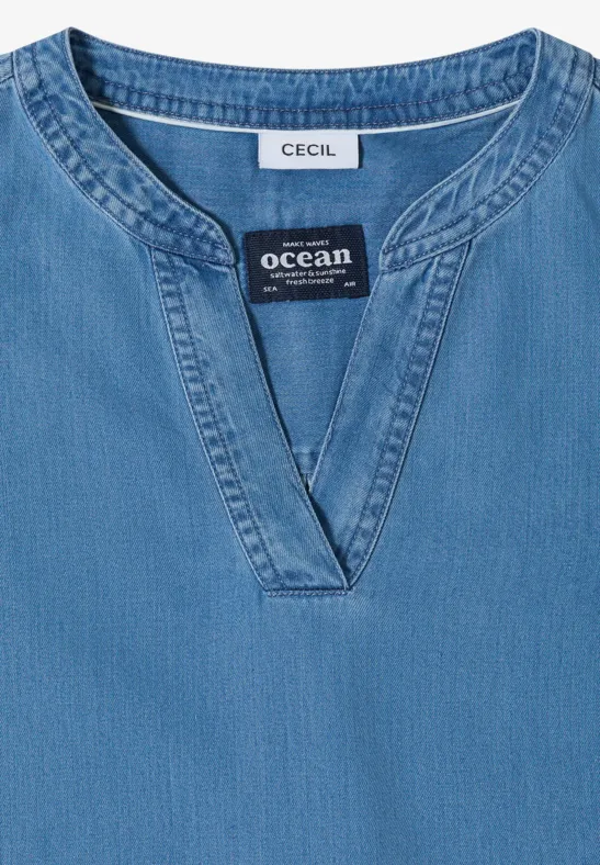 Haut en jean bleu clair sans manches, col en V, orné de deux étiquettes de marque CECIL et Ocean Braids.