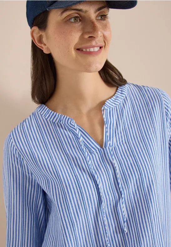 Leichte, blau-weiße Bluse mit V-Ausschnitt und langen Ärmeln.