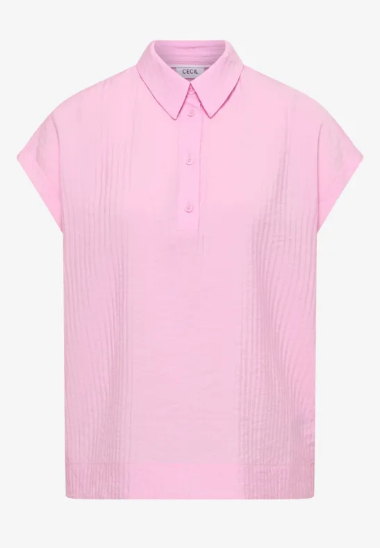 Polo à manches courtes rose pâle, col droit et patte de boutonnage courte.