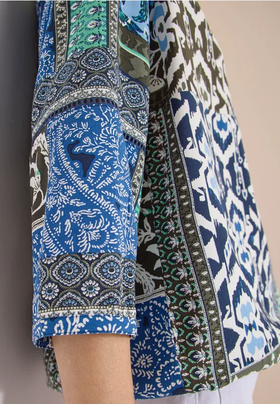 Nahaufnahme eines bunten Hemds mit Paisley- und geometrischem Muster in Blau, Grün und Schwarz
