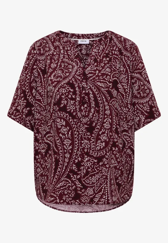 Damenbluse mit kastiger Form, burgunderrotem Paisley-Muster, halblangen Ärmeln und Knopfleiste am V-Ausschnitt.