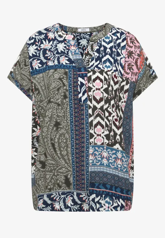 Locker geschnittene Damenbluse mit buntem Patchwork aus floralen und grafischen Mustern.