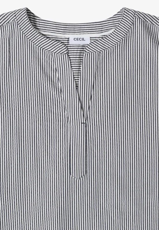 Leichtes, weißes Damenoberteil mit feinen schwarzen Streifen, Rundhals und Knopfleiste
