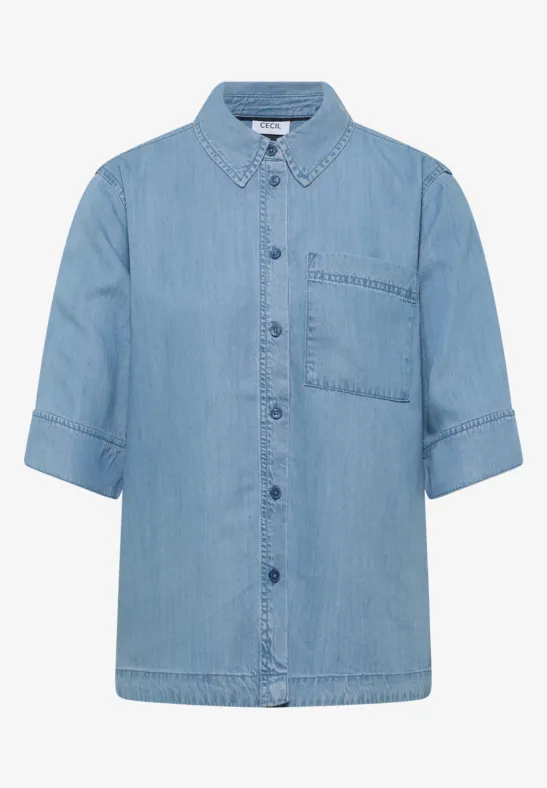 Hellblaues Jeanshemd mit kurzen Ärmeln, Knopfleiste und aufgesetzter Brusttasche.