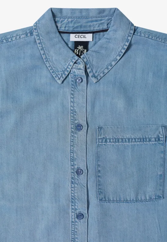 Hellblaues Jeanshemd mit Kragen, Knopfleiste und Brusttasche.