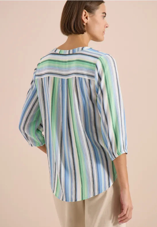 Damenbluse mit grünen, blauen und weißen Streifen, lockerer Schnitt, Rückenansicht.