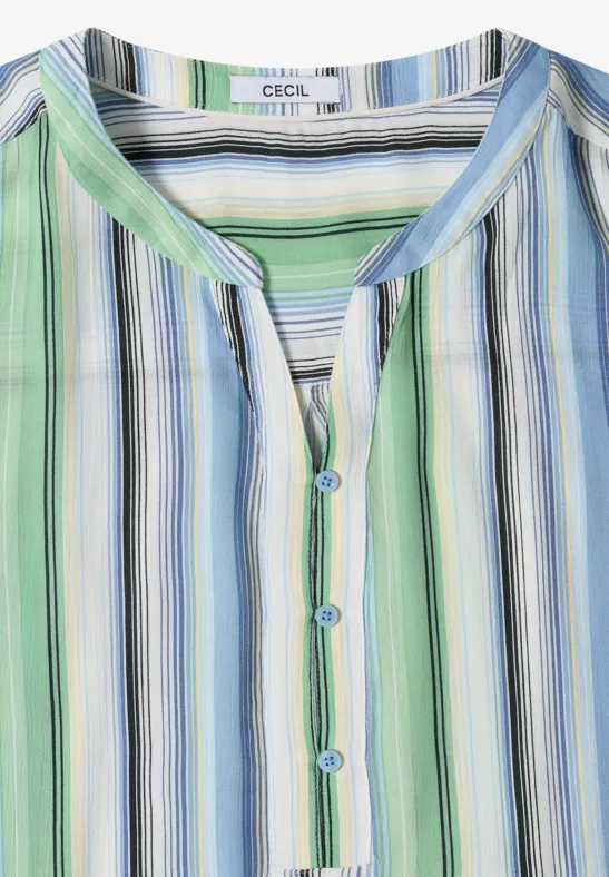 Bluse mit vertikalen Streifen in Grün, Blau und Weiß, mit Knopfleiste und rundem Ausschnitt.