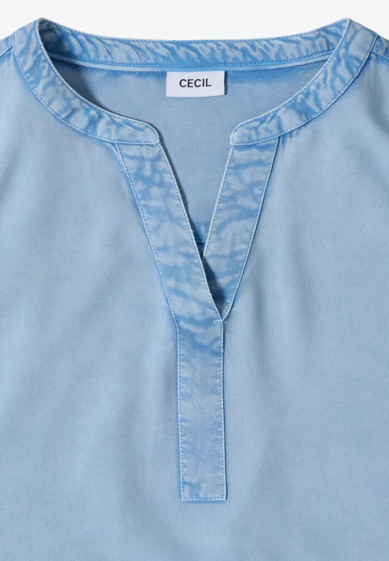 Hellblaue Damenbluse mit V-Ausschnitt und Dekornaht am Kragen, schlicht und lässig.