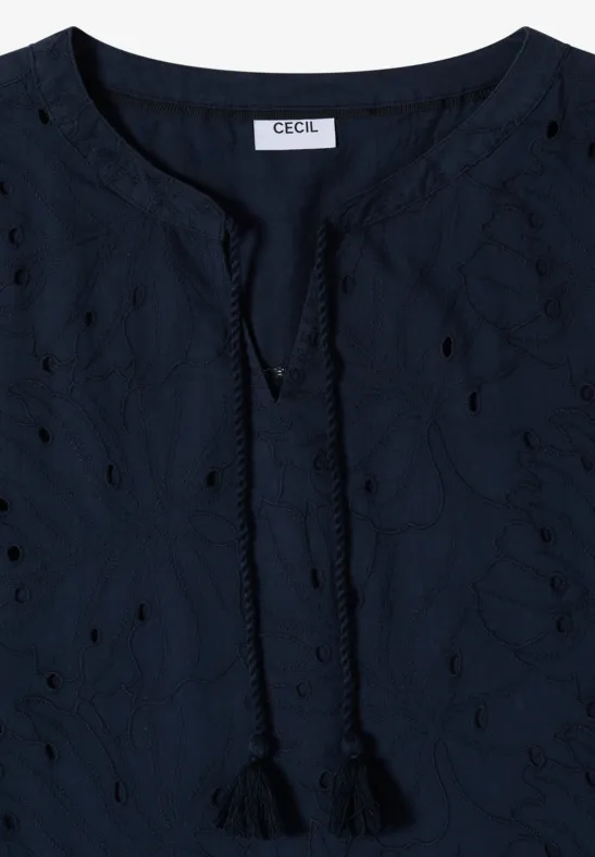 Dunkelblaue Bluse mit feinem Stickmuster und Quasten am V-Ausschnitt.