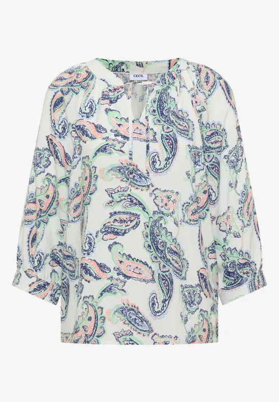 Blouse blanche à motif paisley coloré, manches 3/4 et coupe ample.