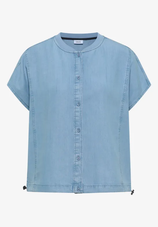 Hellblaues, kurzärmliges Denim-Oberteil mit Knopfleiste und Stehkragen.