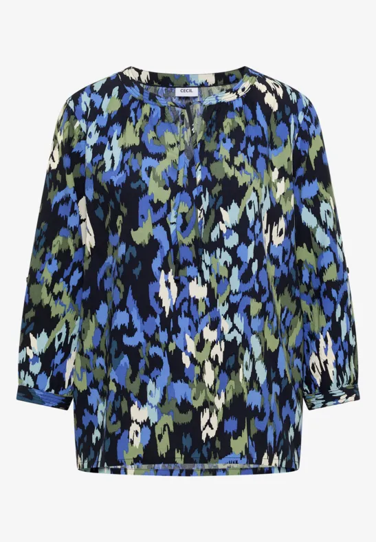 Blouse fluide à motif camouflage abstrait bleu, vert, noir et blanc, manches 3/4 et encolure ronde.