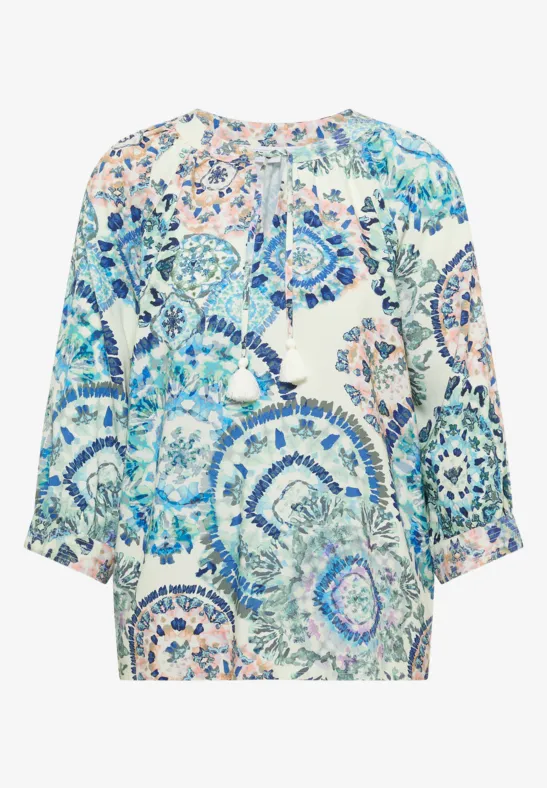 Leichte, locker sitzende Bluse mit 3/4-Ärmeln und floralem Muster in Blau- und Grüntönen.
