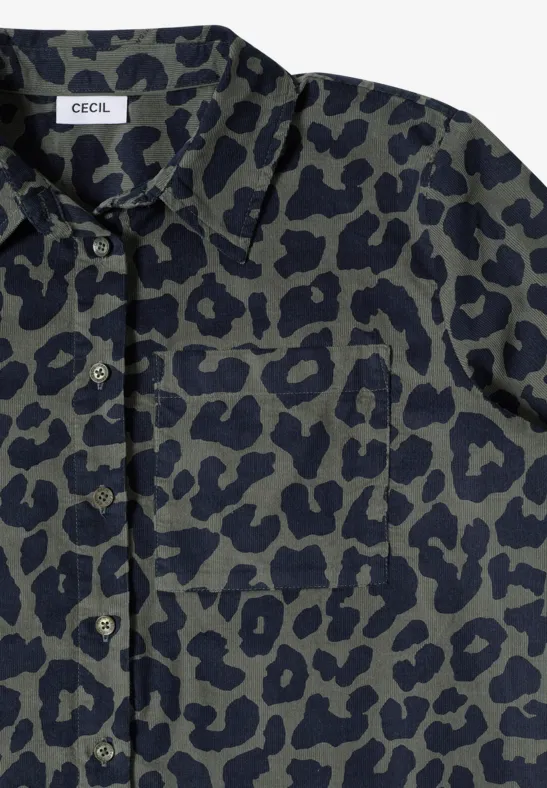 Chemise kaki à motifs léopard noirs, patte de boutonnage et étiquette "CECIL" au col.
