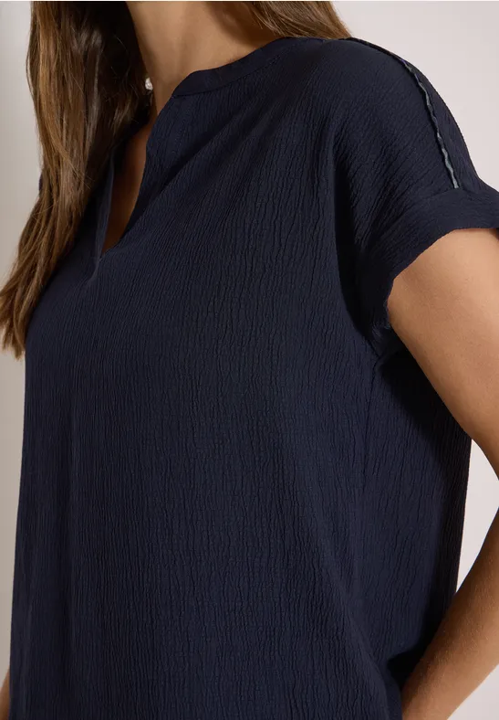 Marineblaues, leicht texturiertes Kurzarmshirt mit kleinem V-Ausschnitt