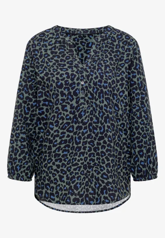 Dunkelbluse mit blauem Tiermuster, locker geschnitten mit 3/4-Ärmeln und dezentem V-Ausschnitt.