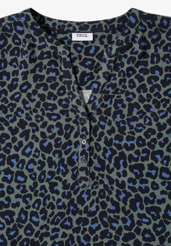 Grüne Bluse im V-Ausschnitt mit blau-schwarzem Leopardenprint