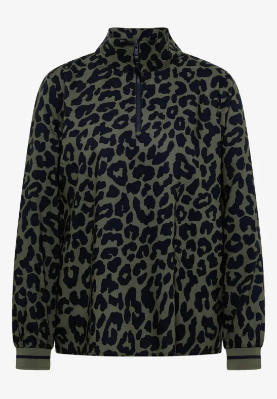 Pull olive à demi-fermeture éclair et motif léopard noir.
