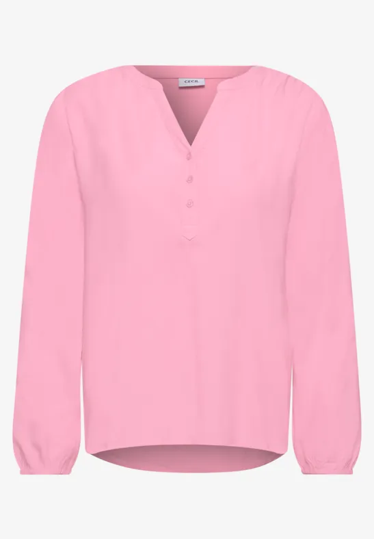 Blouse légère rose à col en V et patte de boutonnage partielle, manches longues et coupe décontractée.