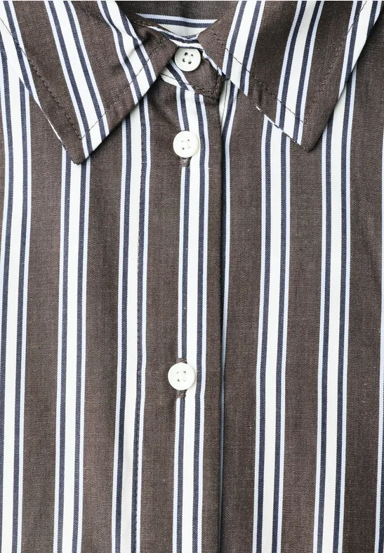 Chemise marron à rayures verticales blanches et bleu clair, col classique avec boutons blancs.