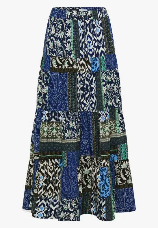 Langer Rock mit Patchworkmuster in Blau-, Grün- und Weißtönen.