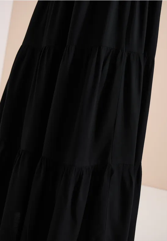 Robe longue noire à étages en tissu léger et fluide