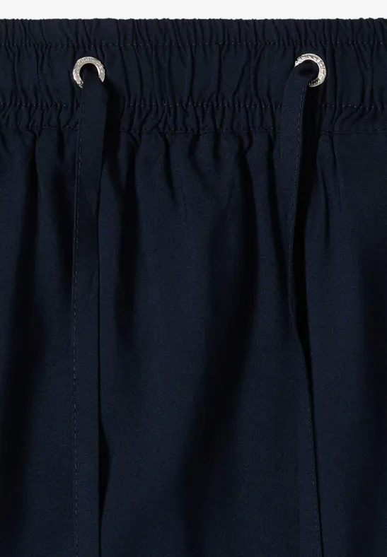 Dunkelblaue Hose mit elastischem Bund und Tunnelzugkordeln durch silberne Ösen