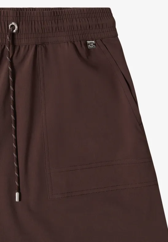 Dunkelbraune lässige Shorts mit elastischem Bund, Tunnelzug und aufgesetzten Taschen.
