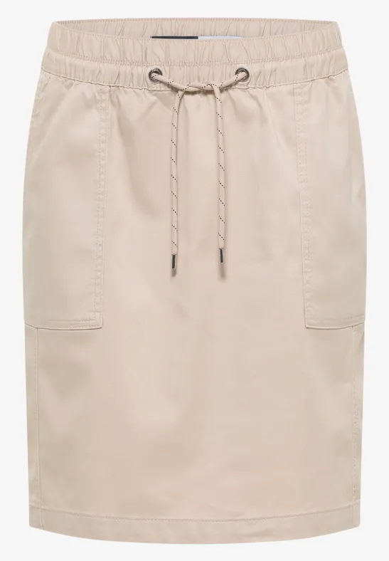 Jupe courte beige avec taille élastique, cordon de serrage et poches plaquées.