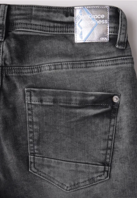 Jeans en coupe casual black used wash