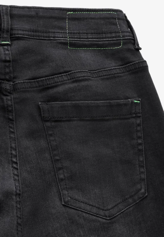Jeans à la coupe slim black used wash